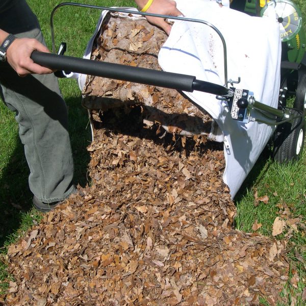 Emptying the vacuum bag