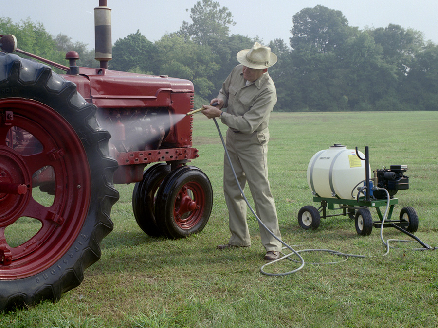 Mighty Mac PS322T 22 gallon Sprayer in action