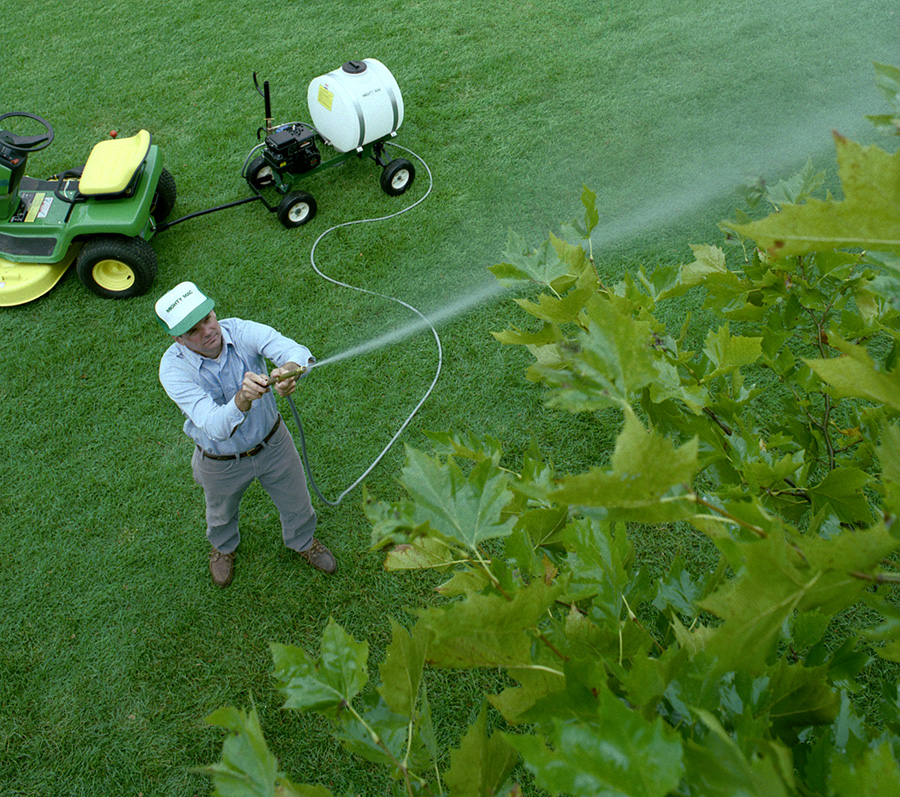 Mighty Mac PS322T 22 gallon Sprayer in action